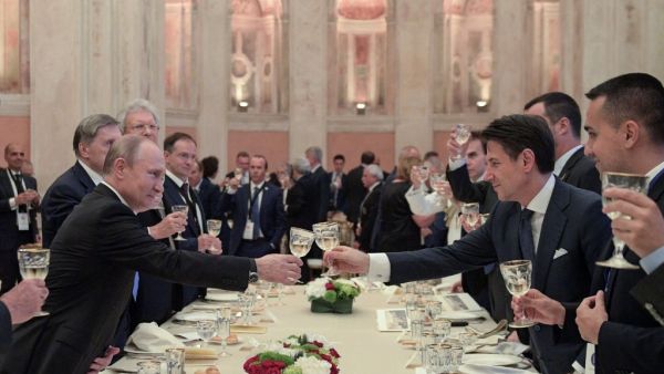 Russian President Vladimir Putin toasts with Italian Prime Minister Giuseppe Conte during the dinner at Villa Madama in Rome, on July 4, 2019.  Alexei Druzhinin / SPUTNIK / AFP