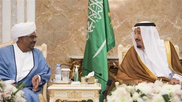 A handout file picture provided by the Saudi Royal Palace on September 2, 2017 shows Saudi King Salman (R) meeting with Sudanese President Omar al-Bashir near the holy city of Mecca, during a ceremony with Muslim officials who are participating in the Hajj pilgrimage (AFP)