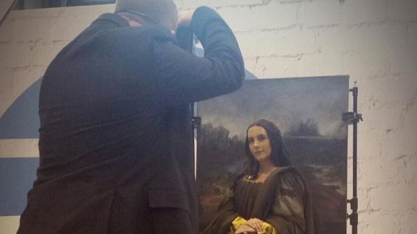 Drew Gardner recreating the Mona Lisa at the photography show (Twitter)