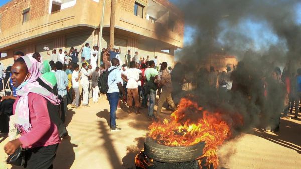 Sudan arrests brothers of ousted president (Twitter)