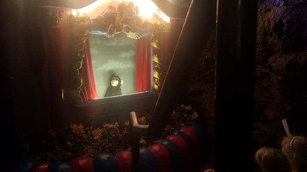 Opera puppet show (Twitter)