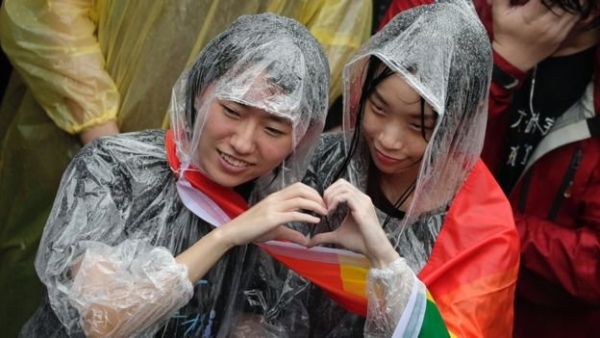 Gay couples hold mass wedding banquet in Taipei (Twitter)