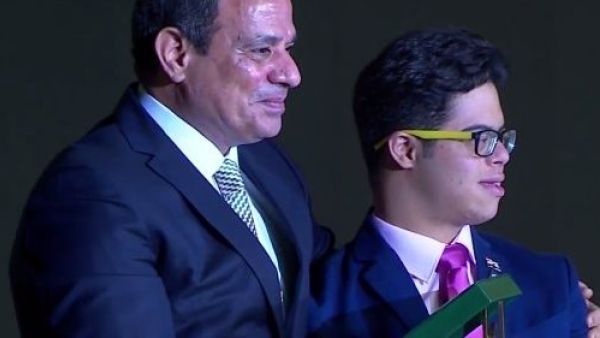 President Sisi honors Swimmer Mohamed Al-Husseini (Twitter)