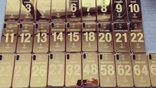 Mo Salah receives iPhone XS (Instagram)