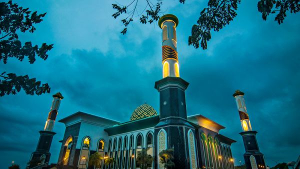 Al Munawar Mosque, great mosque in Ternate, North Mollucas, Indonesia (Shutterstock)	
