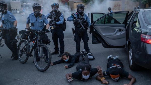  اندلع العنف لليلة السابعة على التوالي. وأضرم محتجون النار في مركز تجاري في لوس أنجلوس