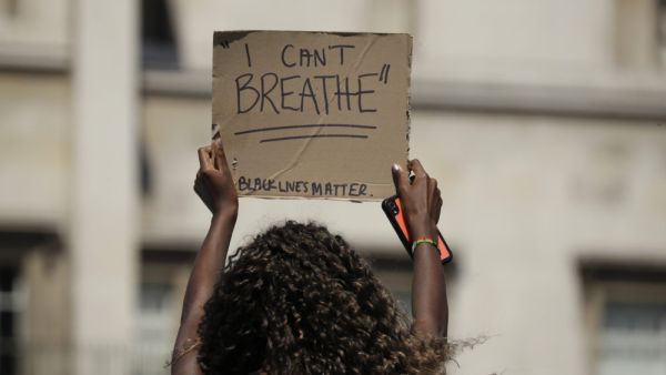 ”لا عدالة لا سلام، لا للشرطة العنصرية”.