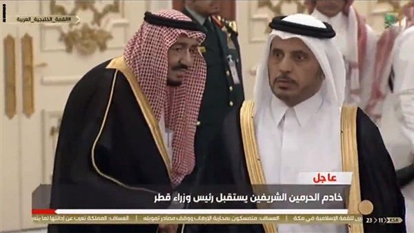 لحظة استقبال الملك سلمان لرئيس الوزراء القطري
