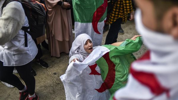 متظاهرون وثقوا بالصور والفيديوهات ما سموه "انتهاك سلمية الحراك