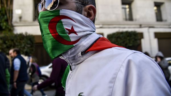 جاءت تظاهرة الطلاب غداة اعتقال وسجن ثلاثة من أبرز وجوه نظام بوتفليقة المستقيل