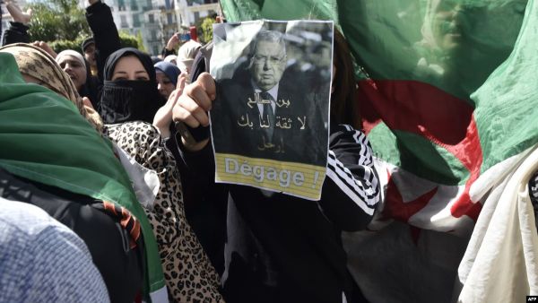 اقترحت أحزاب من المعارضة وكذلك شخصيات سياسية وعسكرية معروفة، تجاوز إطار الدستور والمرور إلى "مرحلة انتقالية قصيرة