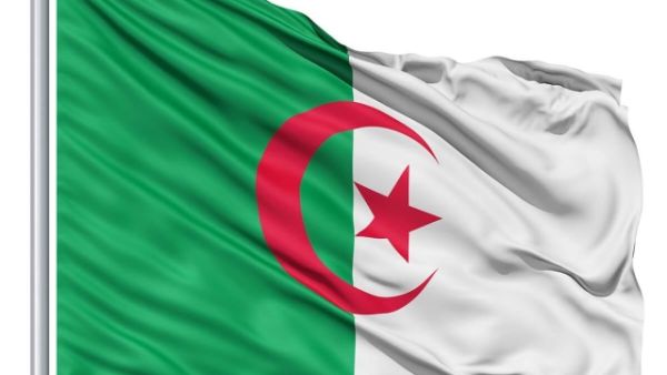 ومنذ رحيل بوتفليقة فتح القضاء ملفات فساد عديدة اتهم فيها رؤساء وزراء ووزراء سابقين ورجال أعمال كبارا موجودين رهن الحبس الموقت في انتظار محاكمتهم.