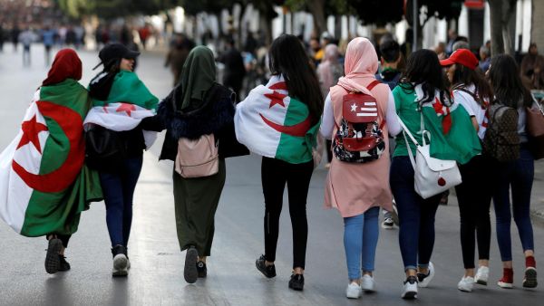تتزامن مظاهرات هذه الجمعة مع تكثيف "هيئة الحوار والوساطة" من لقاءاتها مع شخصيات من المجتمع المدني والأحزاب
