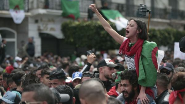 البرلمان الاوروبي ندد الخميس “بشدة بعمليات التوقيف العشوائية وغير القانونية وبحبس ومهاجمة وترهيب صحافيين 