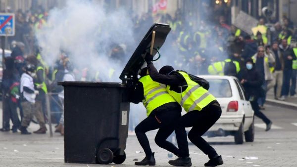  12500 متظاهر خرجوا للشوارع في أنحاء فرنسا وهى أدنى نسبة إقبال منذ بداية الاحتجاجات