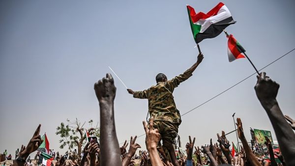 كان النظام السوداني يجند وقتها الطلاب الشباب لإرسالهم إلى جبهات الحرب مع المتمردين الجنوبيين