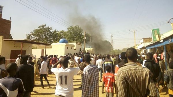اقتحمت قوات الأمن السودانية ساحة الاعتصام في وسط الخرطوم في ساعة مبكرة من صباح الاثنين 