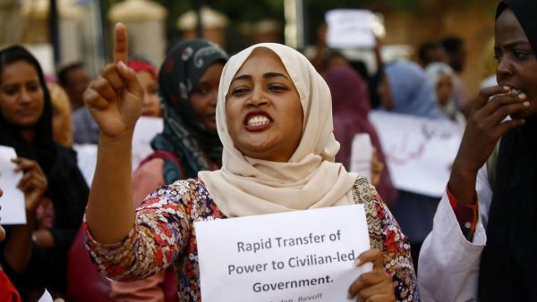 واصلت جماعات المعارضة الاحتجاجات في الشوارع للضغط على الجيش لتسليم السلطة للمدنيين