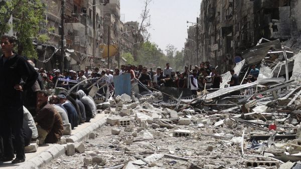 في مخيم الحسينية للاجئين الفلسطينيين بريف دمشق منعت قوات النظام السوري العديد من عائلات المخيم بعد إعادة السيطرة عليه من العودة إليه