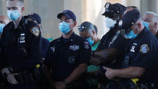  ضباطا توجهوا إلى كنيسة غريس المعمدانية في وسط المدينة