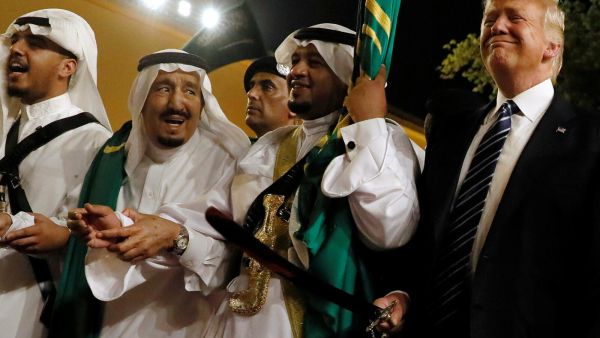 ترامب لسلمان: أيها الملك، لقد أنفقنا الكثير ونحن ندافع عنك، وأنت تملك الكثير من المال