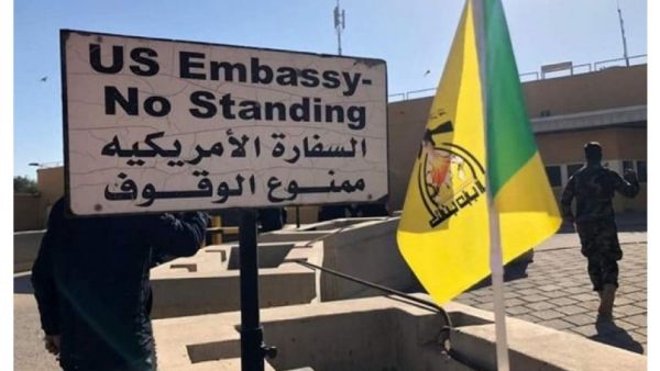  أقدم المحتجون على إحراق إحدى بوابات السفارة، وتكسير مرتكز أمني وكاميرات مراقبة