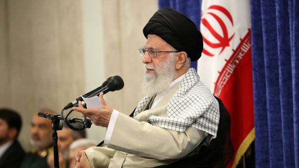 خامنئي افتى سرا بتحريم الاسلحة النووية 