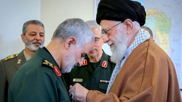 سليماني سفير القتل الايراني في الدول العربية يتقلد وساما من خامنئي