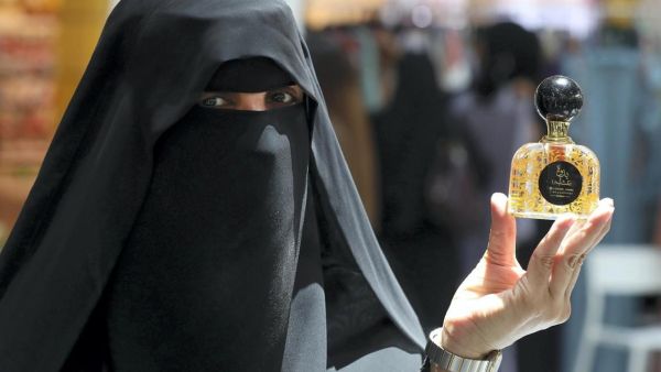 كانت ما يسمى بهيئة الامر بالمعروف تلزم وتعاقب من يمارس العمل اثناء وقت الصلاة 