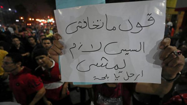 هتفت مجموعة من المتظاهرين في ميدان التحرير "الشعب يريد إسقاط النظام"