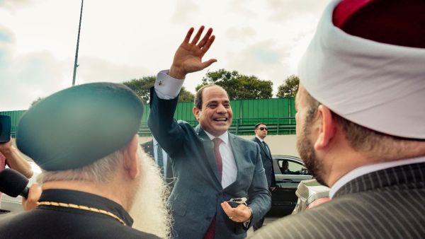 وكان مئات المصريين في استقبال السيسي، حاملين الأعلام المصرية، وصور الرئيس المصري.