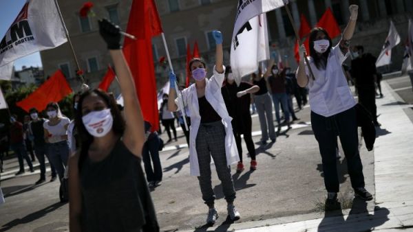 اليونان.. العمال يحتفلون بعيدهم رغم كورونا