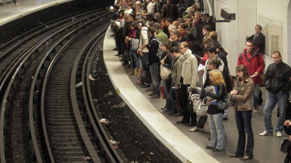 يخشى عدد من الخبراء الاقتصاديين في فرنسا أن يطول الإضراب ويخسر التجار