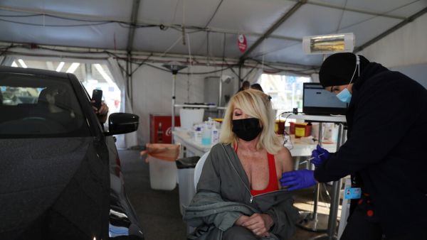 هناك مخاوف من أن لقاحات كوفيد-19 قد لا تعمل بشكل صحيح