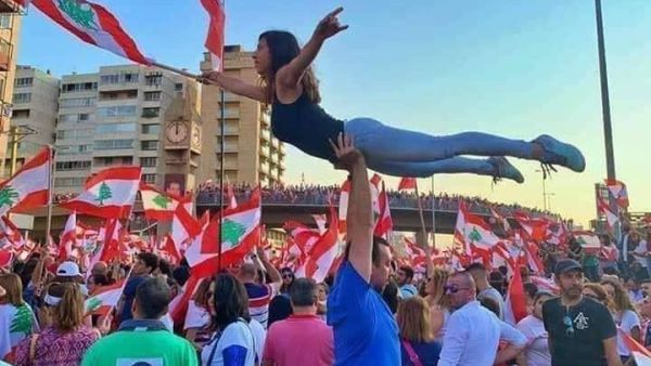 أعلنت الحكومة أنها ألغت الضريبة، ولكن المتظاهرين واصلوا احتجاجاتهم