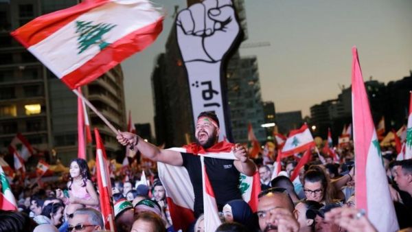  عشرات الآلاف من المتظاهرين قد احتشدوا في بيروت وطرابلس ومدن لبنانية أخرى