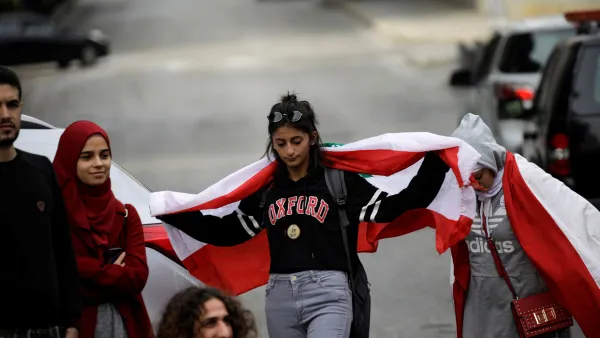 تم توزيع الشاي علي عائلات العسكريين في لواء الحرس الجمهوري ".