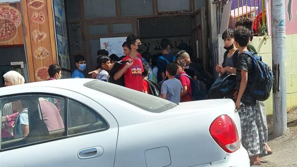 اطفال امام احد المسابح مع فتح بعض القطاعات الرياضية