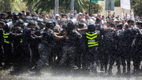 قال المعلم للدركي: "انا من علمك حب الوطن ورسم العلم