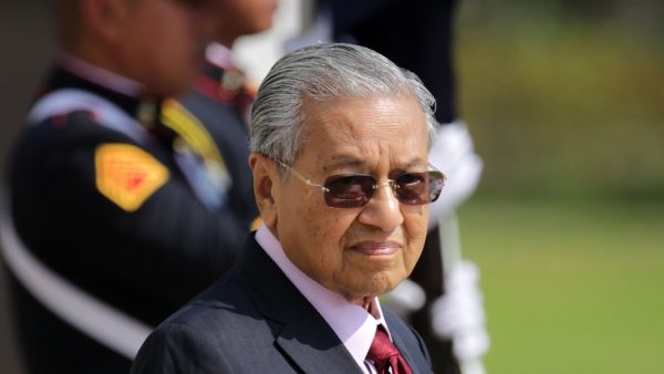  رئيس وزراء ماليزيا الأسبق مهاتير محمد،   يبلغ من العمر 95 عاما