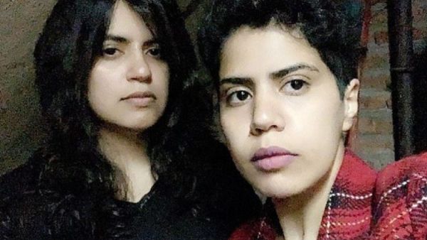 ظهرت "وفاء زايد السبيعي (26 عاما)، ومها زايد السبيعي (29 عاما)" عبر حساب " "شقيقتي جورجيا"