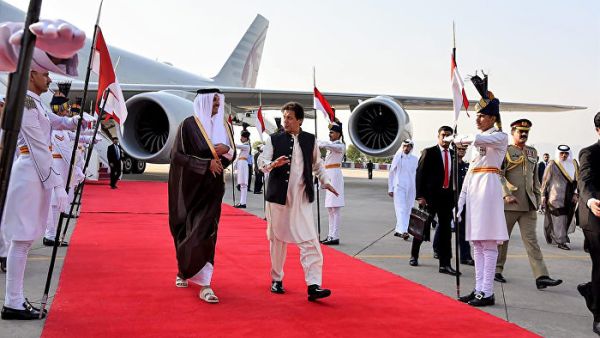 الشيخ تميم برفقة عمران خان