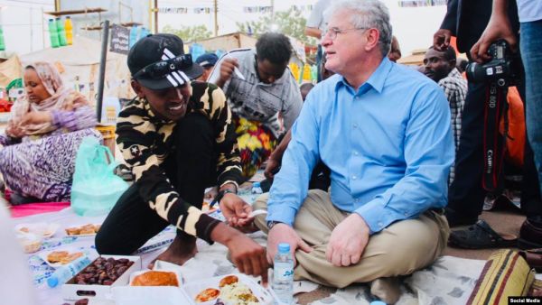 القائم بأعمال السفير الأميركي في السودان "ستيفن كوتيسيس"