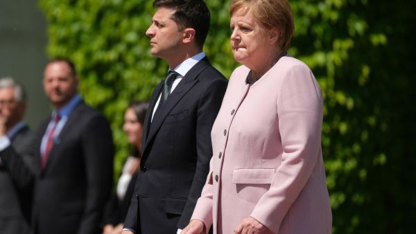 "ميركل" الى جانب "زيلينسكي" "ميركل" الى جانب "زيلينسكي"