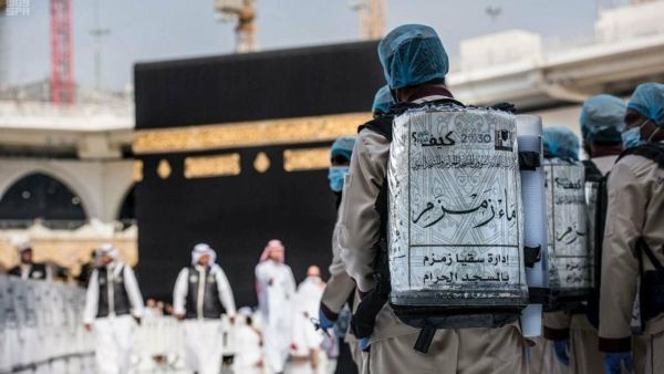 توزيع مياه زمزم في الحرم المكي