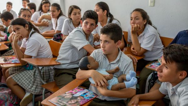 توزيع "روبوت رضيع" على المراهقين
