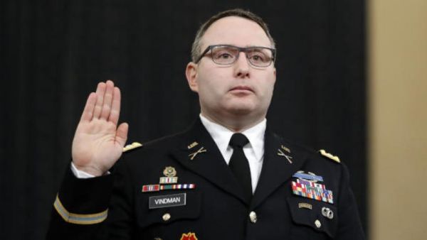 ألكسندر فيندمان خلال أداءه اليمين الدستورية للإدلاء بشهادته أمام لجنة الاستخبارات بمجلس النواب (ا.ب)