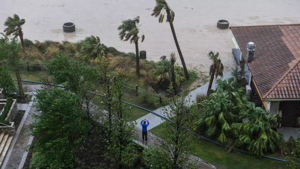 الإعصار زيتا يبدأ باجتياح الولايات المتّحدة