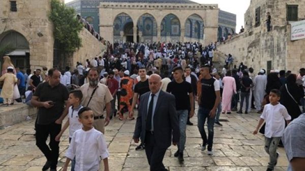 120 ألفا يصلون العيد بالأقصى رغم قيود الاحتلال 