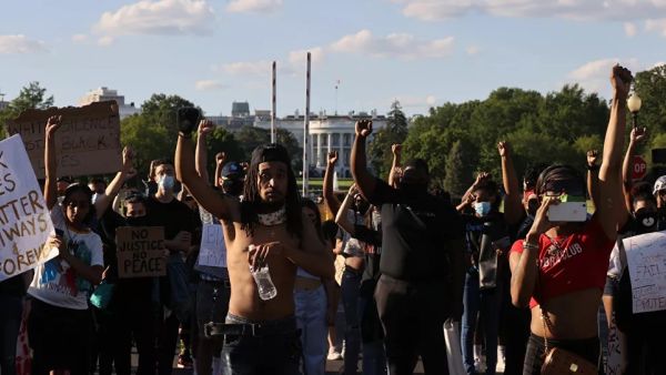 ترامب اختبئ تحت الأرض عندما وصلت الاحتجاجات أمام البيت الأبيض